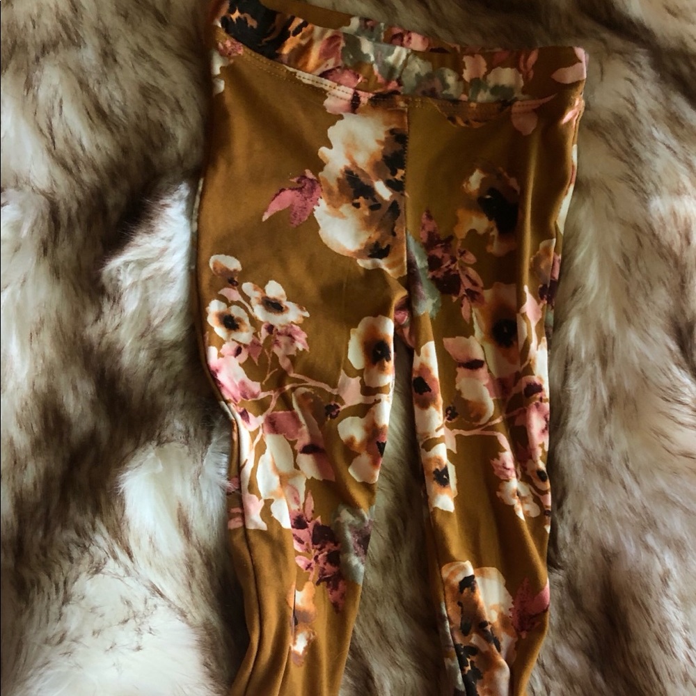 Boutique mustard yellow floral leggings 3T nwot